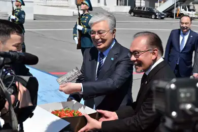 Премьер-министр Малайзии вручил Касым-Жомарту Токаеву торт 