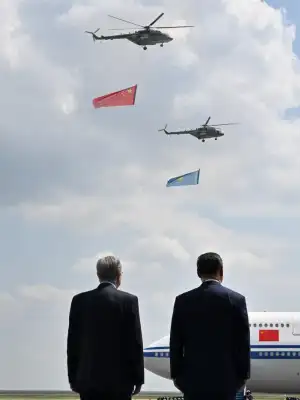 Дети с флажками, барабанщицы и авиация: как Си Цзиньпина встретили в Астане 