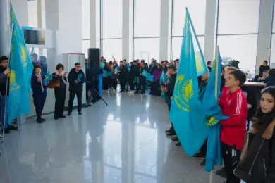 Футболистов сборной Казахстана встретили в Астане баннерами и с флагами 