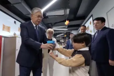 Президент Казахстана трогательно отреагировал на знакомство со школьником, опоздавшим на встречу  