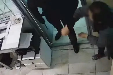 Видео: житель Алматы пытался ограбить "обменник" в Нур-Султане и был арестован 