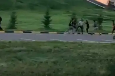 Подростки устроили кулачный бой возле "Хан Шатыры" - видео 