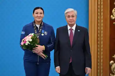 Президент Казахстана вручил боксерам госнаграды