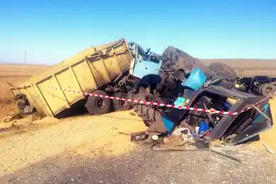 В Северном Казахстане Камаз и трактор не разъехались, водитель грузовика погиб на месте