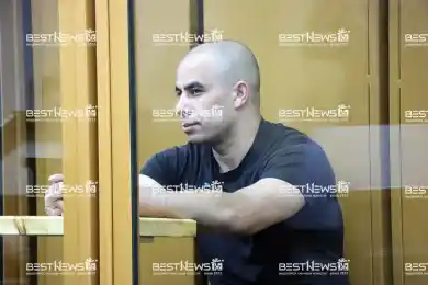 Как ведет себя подсудимый, обвиняемый в захвате отделения Kaspi Bank в Астане