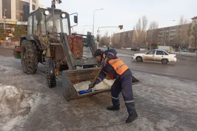 Первый день весны Астана встречает гололедом и ветром, коммунальщики начали очистку 