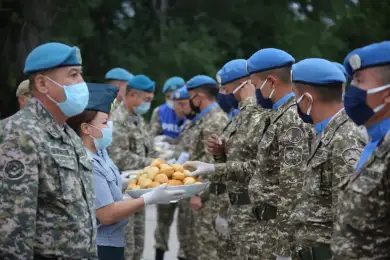 Миротворцев встретили баурсаками: десантники вернулись из Ливана 