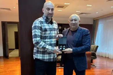 Главному тренеру сборной Казахстана подарили иномарку 