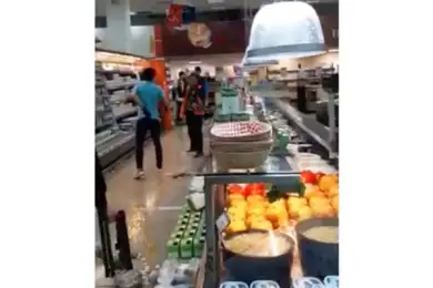 Нервы горят? В супермаркете Нур-Султана женщина с двумя ножами устроила погром 