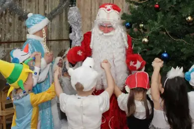 Жителям Алматы запретили вызывать на дом Деда Мороза и Снегурочку 