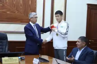 Чемпиону - квартиру, тренерам - 8 млн тенге: как наградили Бекзата Нурдаулетова