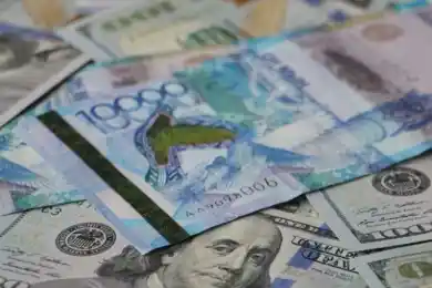 На торгах нацвалюта к доллару ослабла почти на три тенге