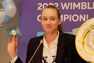 Теннисистка Рыбакина показала журналистам свой казахстанский паспорт - видео 