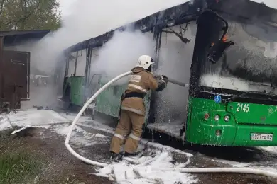 В Алматы пожарные за 7 минут потушили горевший автобус – фото, видео 