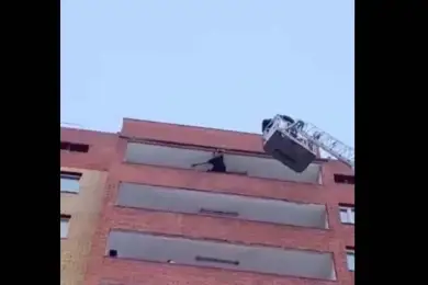 Видео: Астанчанин грозил прыгнуть с 12-го этажа, вмешались спасатели 
