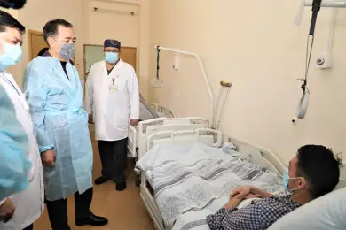 Аким Алматы посетил пострадавших во время терактов в больнице 