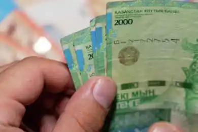 На водителя из Семея завели уголовное дело за взятку 6000 тенге