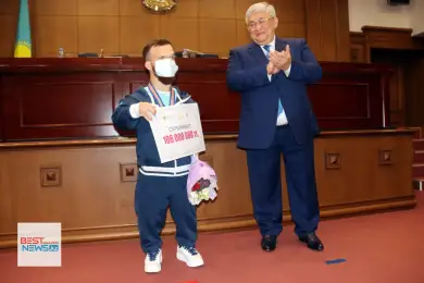 Госсекретарь Казахстана вручил госнаграды призерам Паралимпиады в Токио 