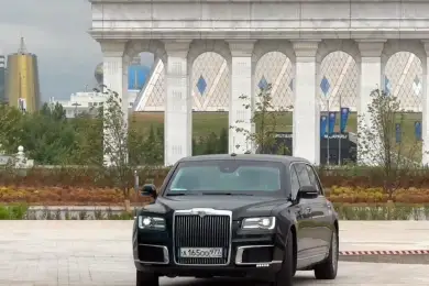Президент России прибыл на саммит ШОС на личном лимузине Aurus 