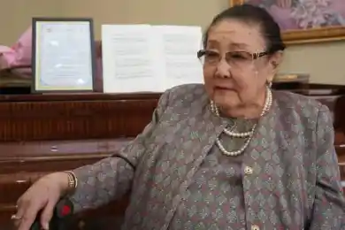 Бибигуль Тулегеновой нахамила стюардесса: нарушено ли право как потребителя великой артистки?