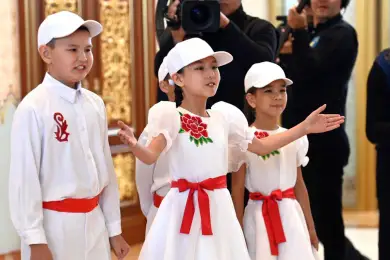 Дети спели для Си Цзиньпина на китайском языке 
