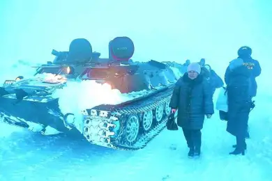 На востоке Казахстана используют танки для эвакуации людей на дорогах– фото 