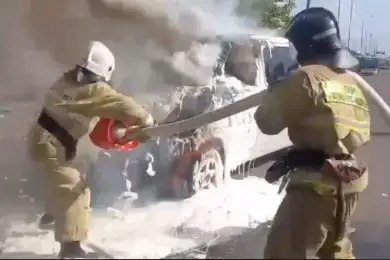 Спасатели Астаны показали видео тушения горевшего авто 