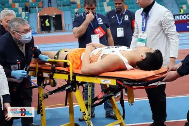 Спортсмена унесли на носилках на чемпионате Азии в Астане - видео 