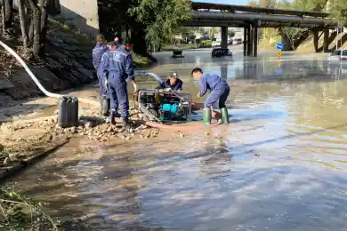 Трубу советских времен прорвало в Алматы и залило кипятком улицу
