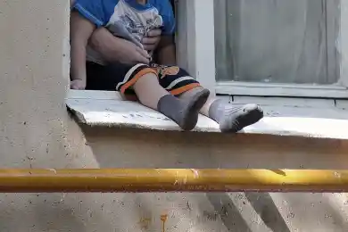 Трое детей за день выпали из окон в Нур-Султане