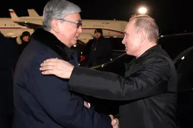 Путин лично проводил Токаева в аэропорту Омска