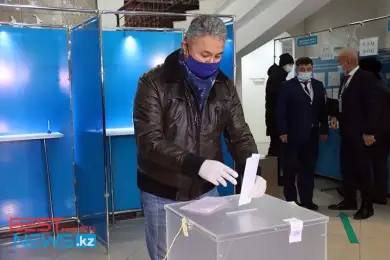 Азат Перуашев проголосовал на выборах в маслихаты и Мажилис Парламента 