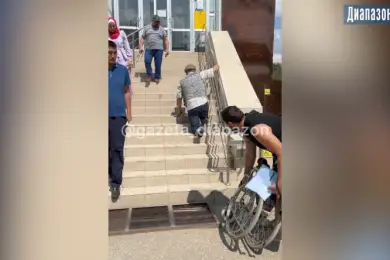 В Актобе мужчине-инвалиду пришлось подниматься в ЦОН на коленях  