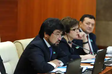 Депутат Тілеухан министр Аймағамбетовке: «Орта білімегі проблемаларды шешсең, хатшың болуға дайынмын»