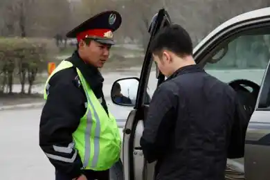 Токаев поручил отменить штрафы водителям за забытые дома права