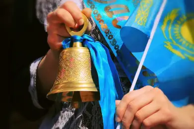 МОН Казахстана разрешил "последний" звонок в обычном формате в школах и напомнил о запрете подарков педагогам 