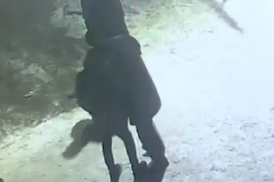Видео: астанчанин обнял прохожего и вытащил из его кармана смартфон 