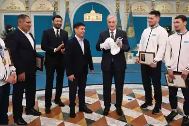 Боксеры подарили Токаеву перчатки