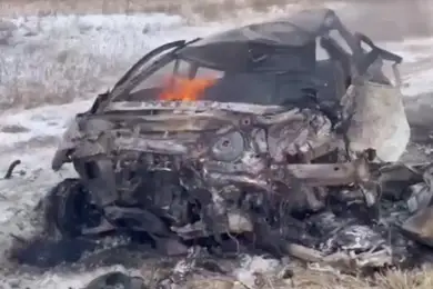 После лобового столкновения в Костанайской области сгорели оба автомобиля – видео 