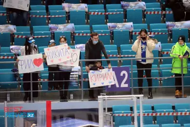 Болельщики поддержали игроков "Барыса" после поражения в серии с "Металлургом" 
