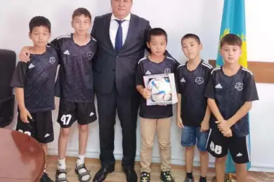 Асхат Оралов поблагодарил 11-летнего школьника, убиравшего трибуны после матча в Уральске 