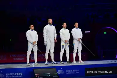 Мужская команда Казахстана по фехтованию на шпаге борется за олимпийскую лицензию 