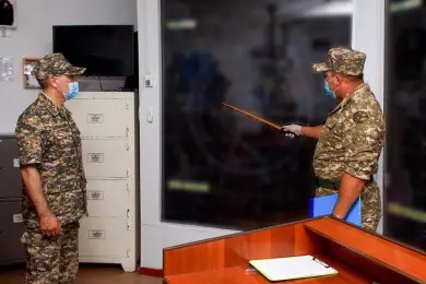 Министру обороны Казахстана показали противодронное ружье 
