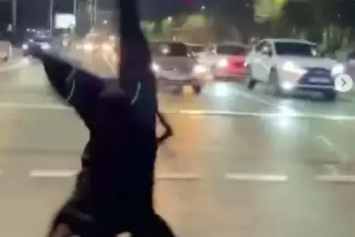 Житель Алматы сделал сальто на «зебре» и был наказан полицией – видео 