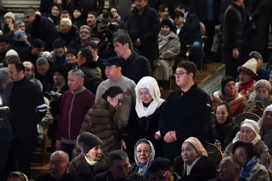 Тысячи людей пришли на прощание с Асанали Ашимовым