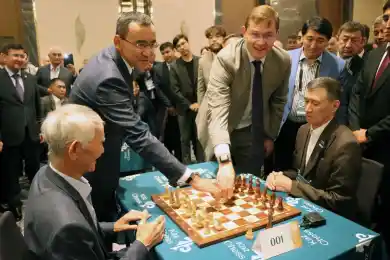 Маулен Ашимбаев и Тимур Турлов сделали ход за одной доской