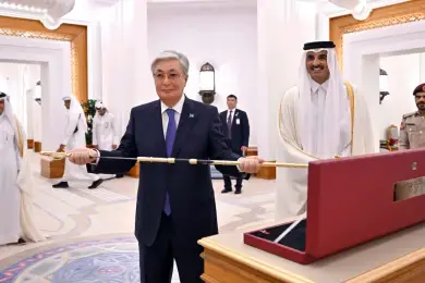 Президенту Казахстана вручили особый меч в Дохе 