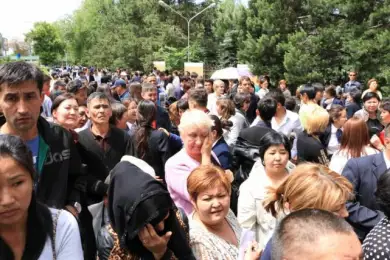 В Казахстане родителям запретят ждать детей с ЕНТ возле вузов 