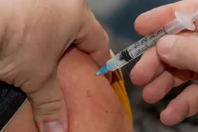 Житель Алматы умер "после прививки" от ковида: названа предварительная причина