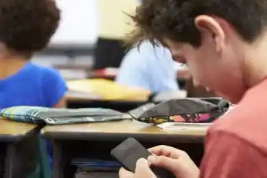 Нарушил запрет на пользование телефоном в школе: какой штраф предусмотрен